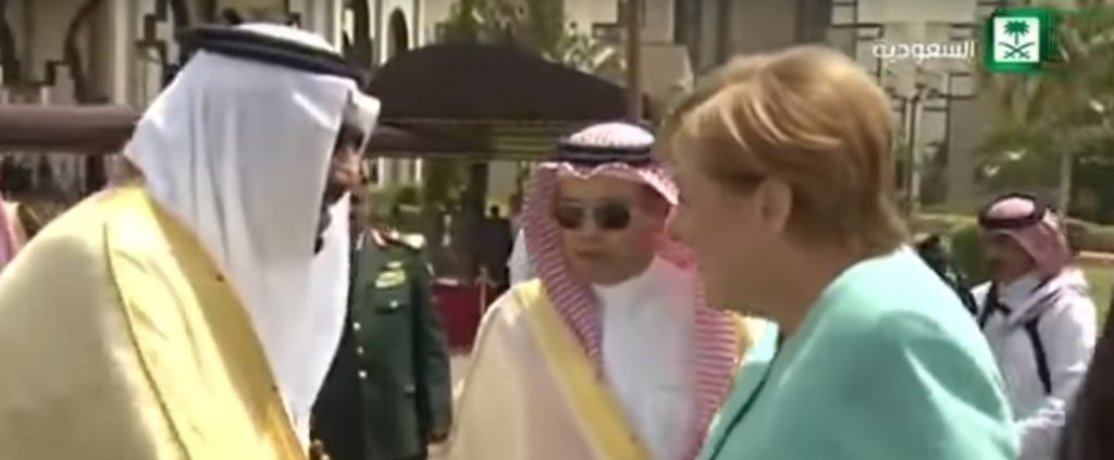 Χωρίς μαντίλα, στη Σαουδική Αραβία η Μέρκελ! (Video)