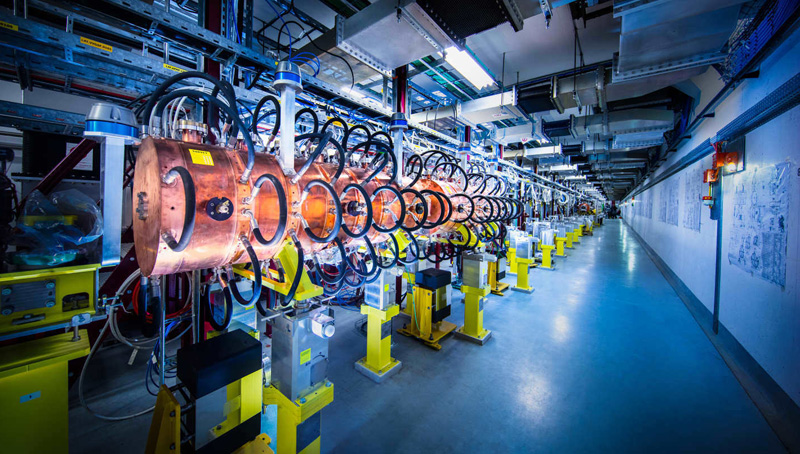 Επαναλειτουργεί πιο φωτεινός ο μεγάλος επιταχυντής του CERN
