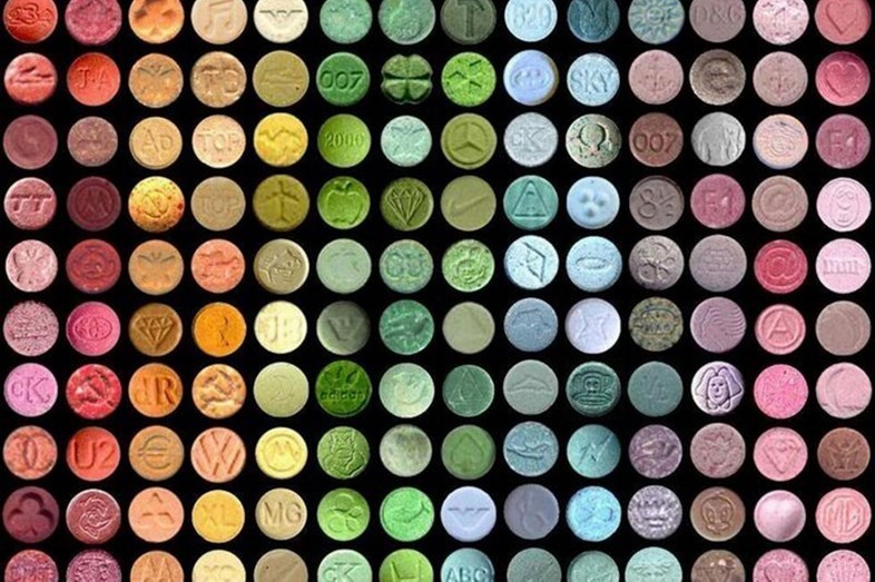 Σπάει το ταμπού των ψυχεδελικών ναρκωτικών: Το MDMA αξιοποιείται στη θεραπεία μετατραυματικού στρες