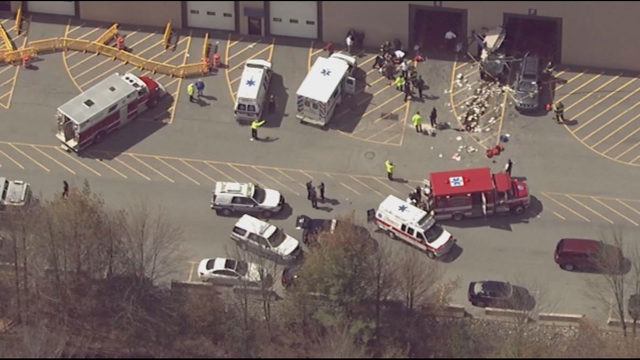 Βοστόνη: Αυτοκίνητο έπεσε πάνω σε συγκεντρωμένο πλήθος – 3 νεκροί, πολλοί τραυματίες (Photos)