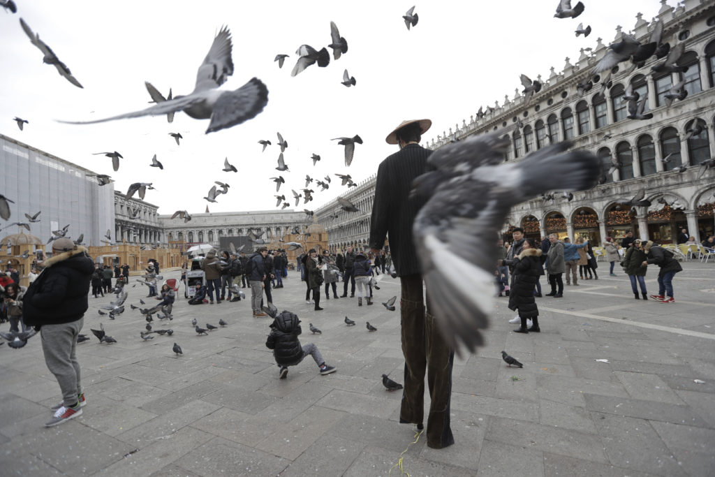 Βενετία: Πρόστιμο 3.333 ευρώ σε …γυμνόστηθη!