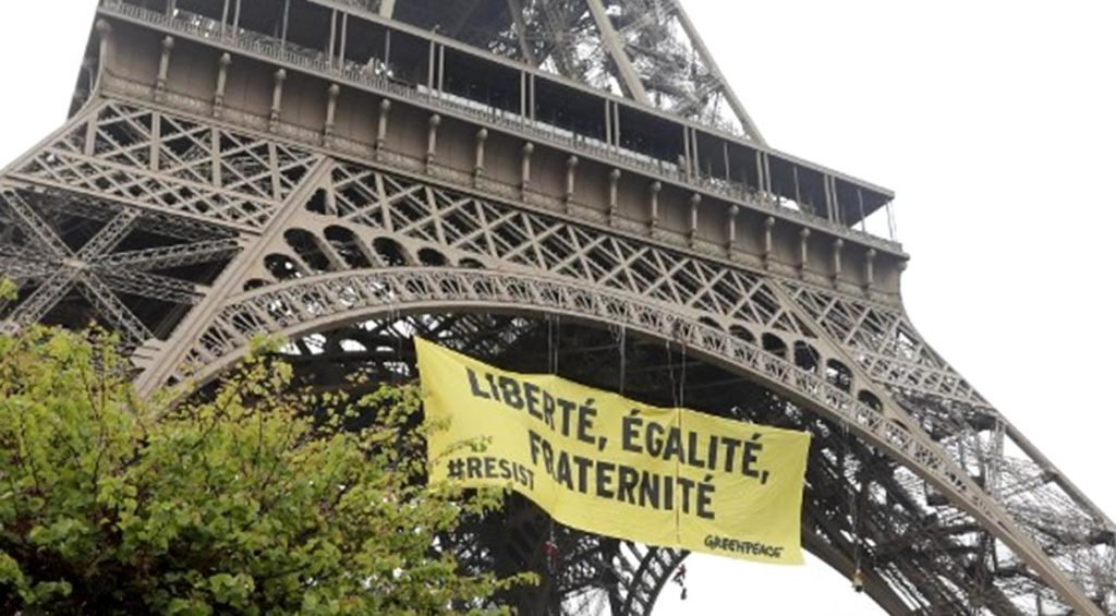 Γαλλία: Δείτε πως έβαλαν πανό κατά της Λεπέν στον πύργο του Άιφελ (Video)