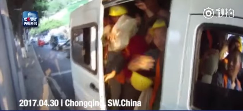 Απίστευτο: Έβαλαν σε εξαθέσιο βανάκι 40 εργάτες! (Video)