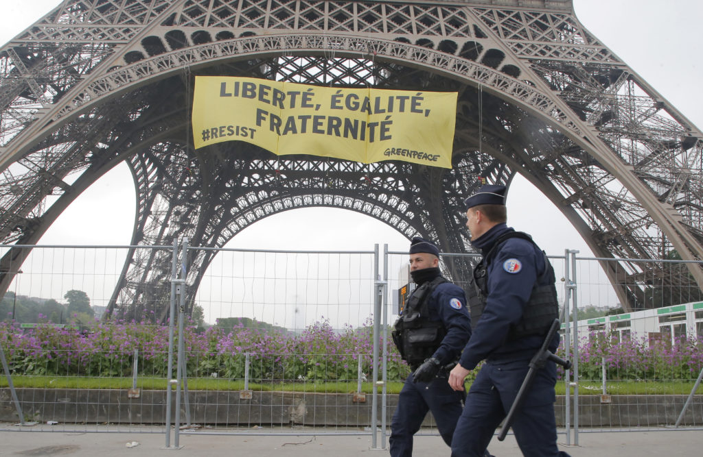 Ενισχύεται η ασφάλεια στον πύργο του Άιφελ μετά το σημερινό πανό της Greenpeace