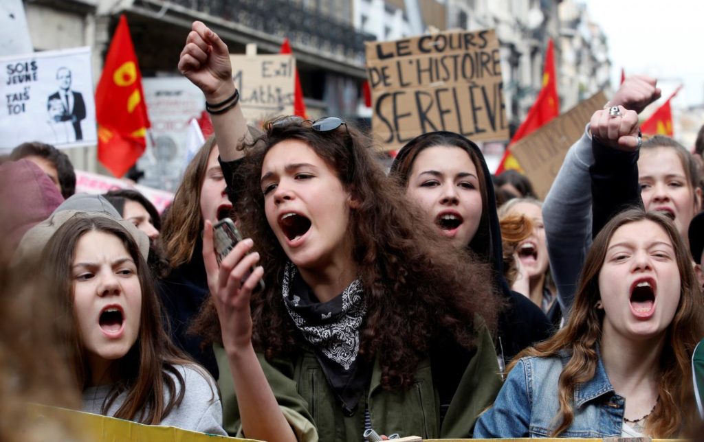 Γαλλία και νέοι ψηφοφόροι: «Θα ψηφίσω Μακρόν, αλλά την επομένη θα με βρείτε στους δρόμους»