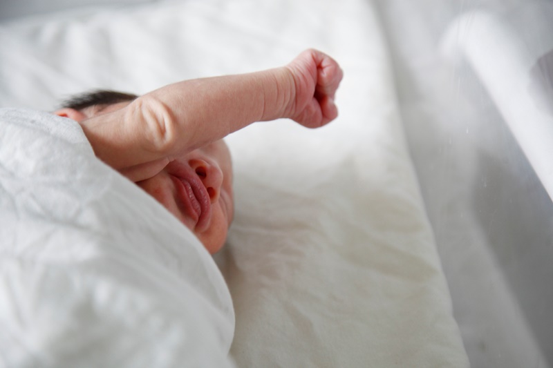 Σοκ στη Ρόδο: Εγκατέλειψαν νεογέννητο μωρό σε τηλεφωνικό θάλαμο!