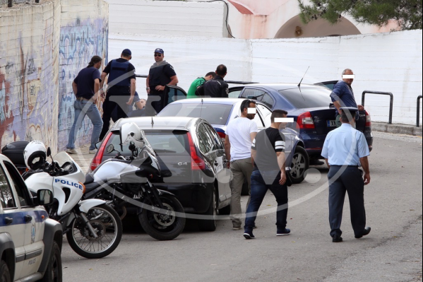 Αγωνία στα Χανιά: Σε εξέλιξη οι διαπραγματεύσεις με τον ένοπλο στον ΟΚΑΝΑ