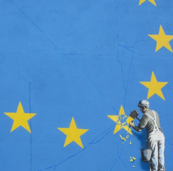 Ο Banksy σχολιάζει το Brexit «κόβοντας» αστέρια από την ΕΕ (Photo)