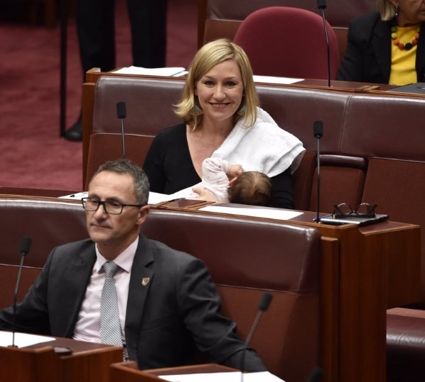 Αυστραλία: Η πρώτη πολιτικός που θήλασε μέσα στη Βουλή! (Video)