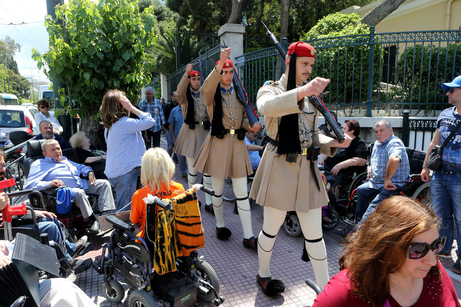 Κυβέρνηση: Δεν θα θιγούν τα επιδόματα των παραπληγικών