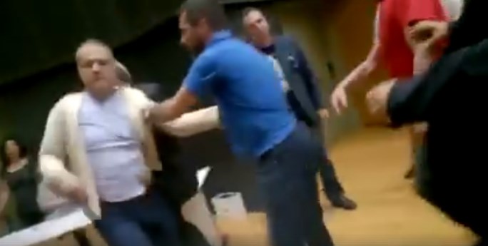 Η στιγμή που «αδειάζουν»  τον Τζήμερο από το περιφερειακό συμβούλιο (video)