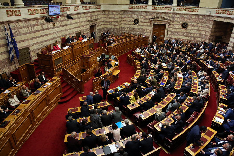 Κατατέθηκε στη Βουλή η συμφωνία με τους δανειστές