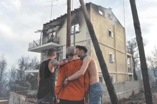 Υπό μερικό έλεγχο η φωτιά στους Αγίους Θεοδώρους – Ένας νεκρός