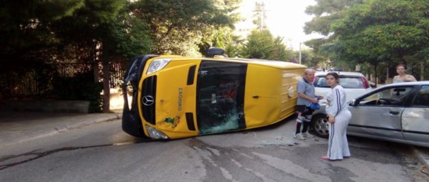 Βριλήσσια: Απίστευτο! Ανετράπη σχολικό λεωφορείο – Ευτυχώς, δεν επέβαιναν μαθητές (photos)