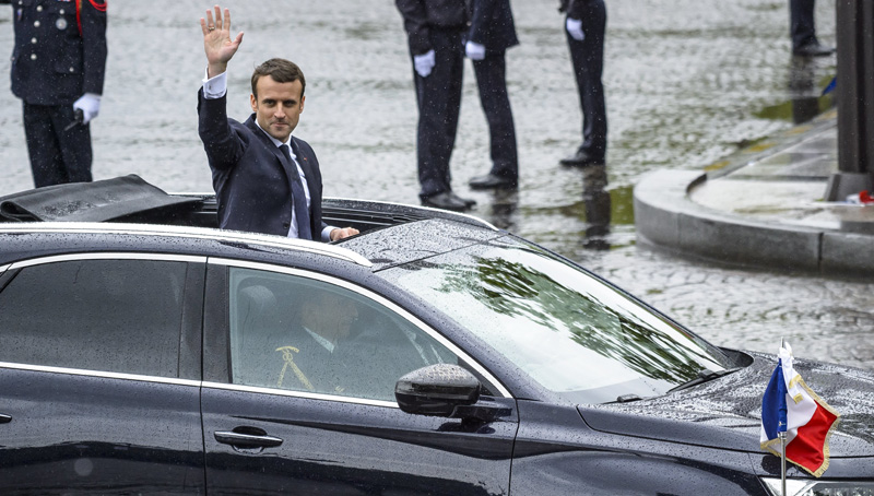 Γαλλία: Ο Μακρόν διορίζει πρωθυπουργό και αναχωρεί για Βερολίνο