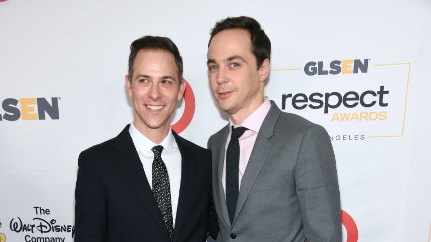 Big Bang Theory: Παντρεύτηκε, μετά από 15 χρόνια, το σύντροφό του ο «Σέλντον»