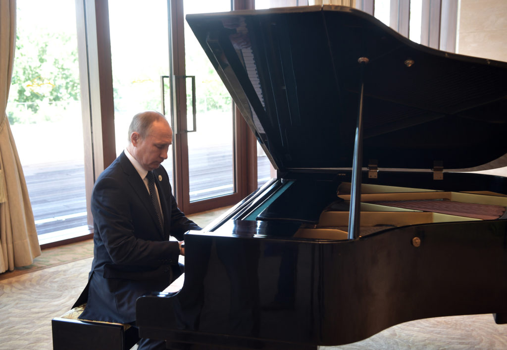 Κίνα: Ο Πούτιν δείχνει το ταλέντο του στο πιάνο! (Video)