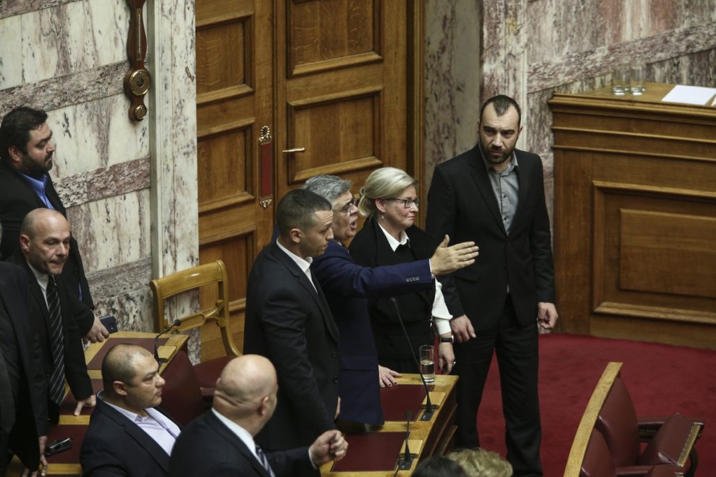 Βουλή: Ομόφωνη αποβολή της Χρυσής Αυγής