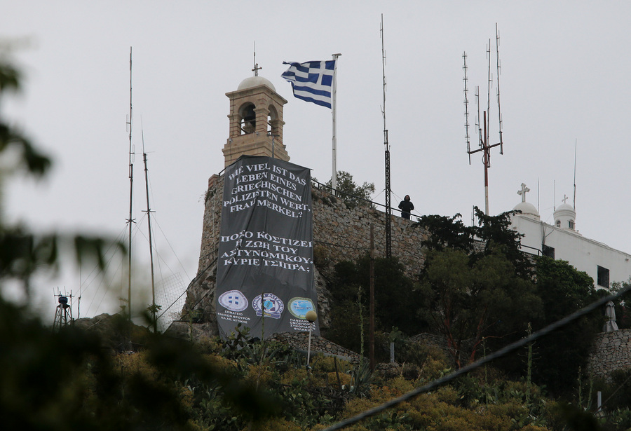 Πανό κατά των μέτρων στον Λυκαβηττό από τους ειδικούς φρουρούς