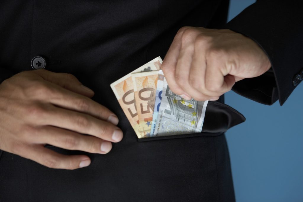 «Ασφαλιστής» εξαπατούσε πολίτες ζητώντας χρήματα και κοσμήματα