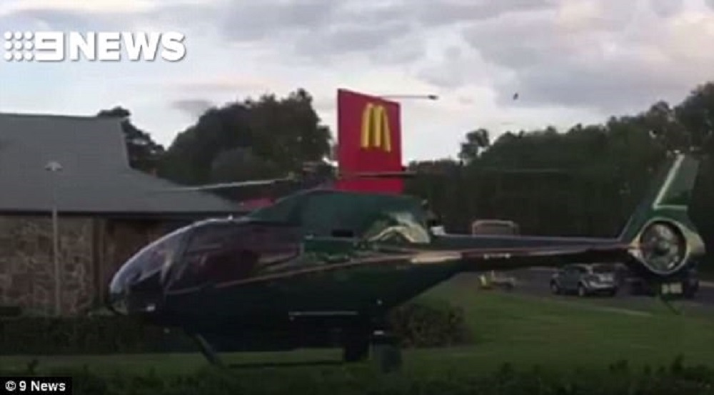 Πήγε να ψωνίσει από το McDonalds με το… ελικόπτερο!