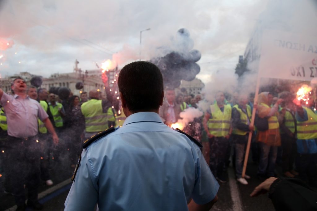 Βίτσας: Ίδια ποσά θα δουν οι ένστολοι στο τέλος του μήνα – Ολοκληρώθηκε η συγκέντρωση έξω από τη Βουλή