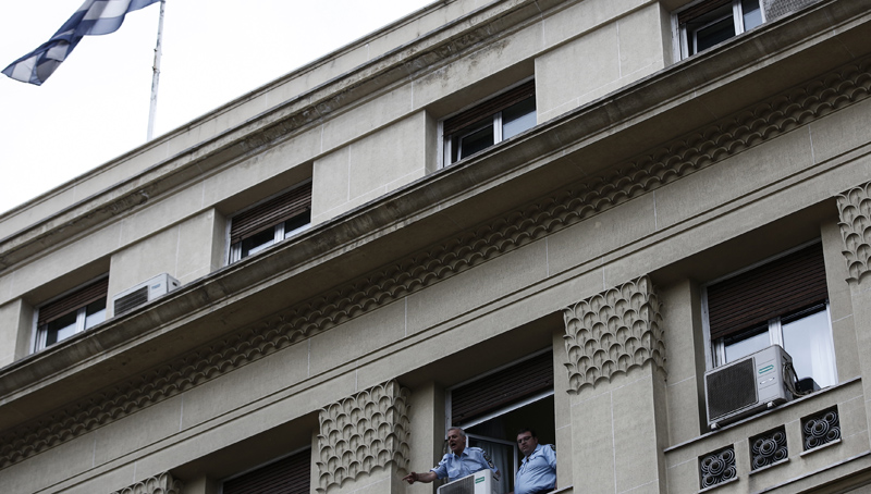 Έξω από το γραφείο του Χουλιαράκη διανυκτέρευσαν οι ένστολοι