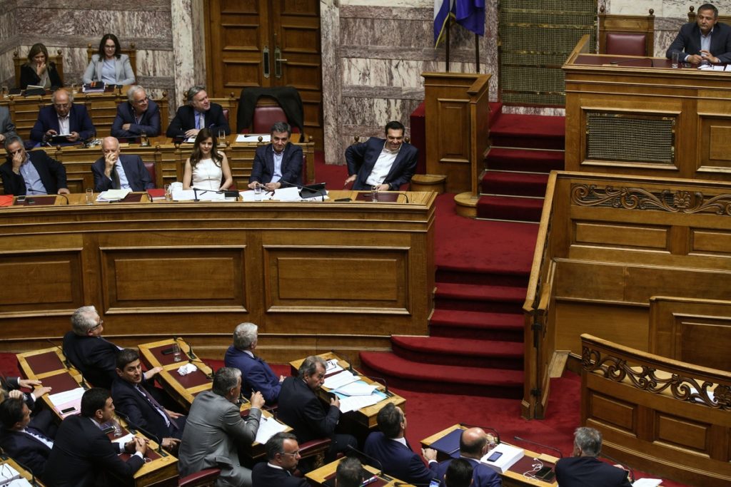 Βουλή: Προκηρύξεις στην αίθουσα της Ολομέλειας πέταξαν νεολαίοι της ΛΑΕ (Photos)