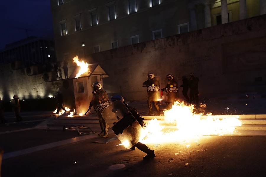 Μολότοφ στο φυλάκιο του Άγνωστου Στρατιώτη – Μία σύλληψη και δύο προσαγωγές στα επεισόδια (Video & Photos)