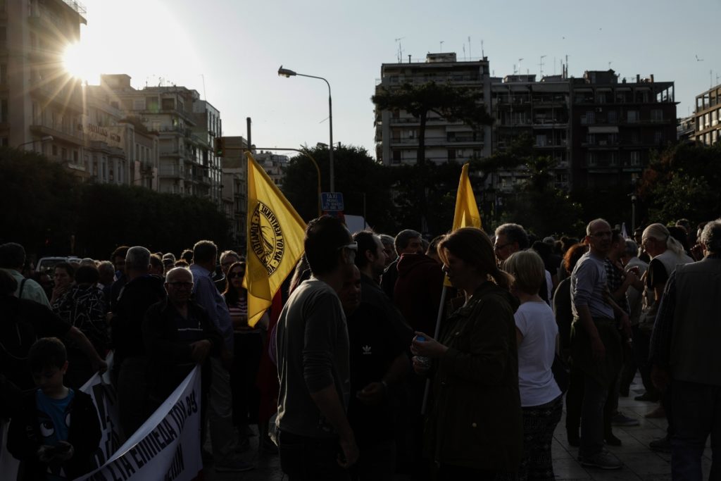 Συλλαλητήρια και στη Θεσσαλονίκη – Μηχανή της τροχαίας πήρε φωτιά (Video & Photos)