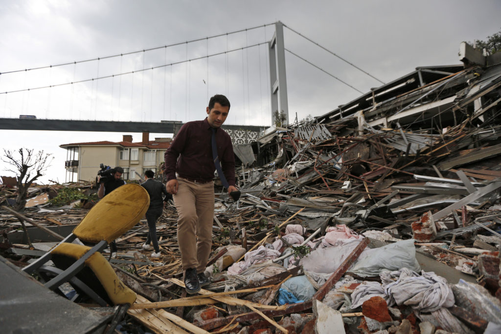 Κωνσταντινούπολη: Κατεδαφίστηκε το αιματοβαμένο Ρέινα (Photos)