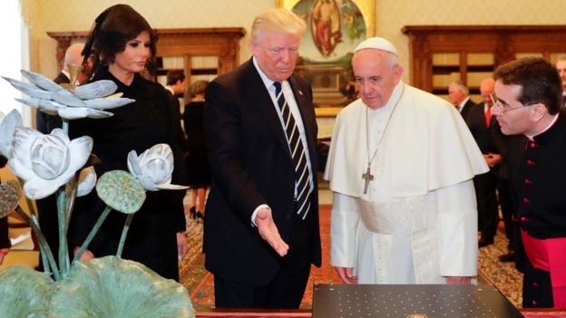 Tι δώρα αντάλλαξαν Πάπας και Τραμπ (Video & Photos)