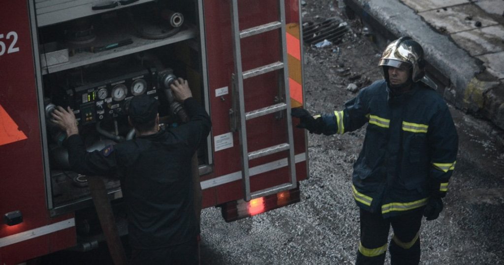 Υπό έλεγχο η πυρκαγιά σε κτίριο στην Ερμού