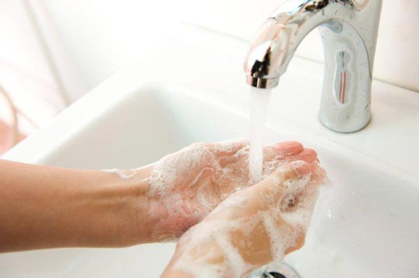 Πλύσιμο χεριών: Κρύο ή ζεστό νερό για να απομακρύνονται τα μικρόβια