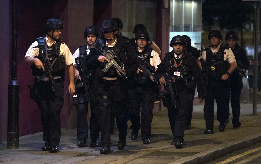 Λονδίνο: Ελεγχόμενη έκρηξη σε δύο αυτοκίνητα έξω από την αμερικανική πρεσβεία