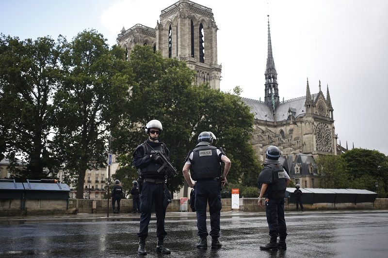 Παρίσι: Μέλος του Ισλαμικού Κράτους ο δράστης της επίθεσης σε αστυνομικούς (Photos-Video)