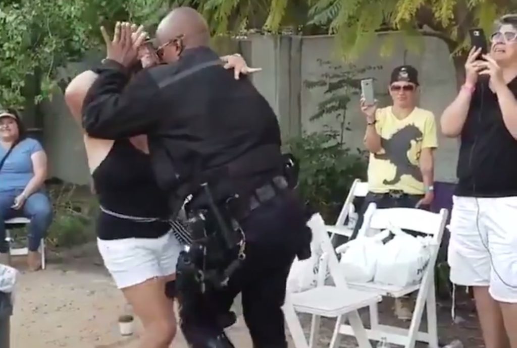 Τρελαίνει κόσμο ο αστυνομικός που χορεύει salsa (Video)