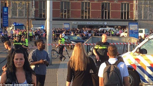 Οδηγός αυτοκινήτου τραυματίζει πεζούς στο Άμστερνταμ