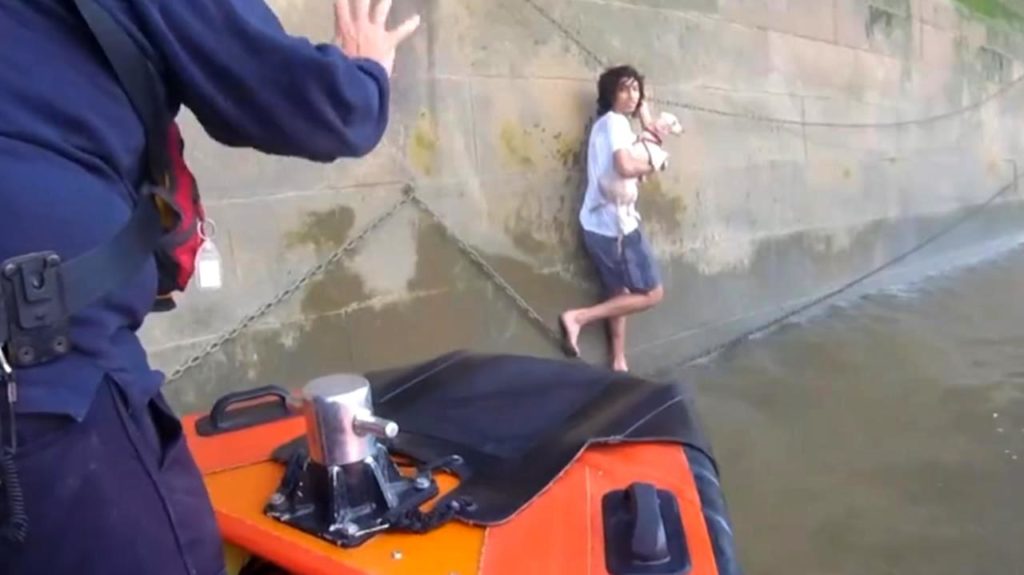 Λονδίνο: Έπεσε στον Τάμεση για να σώσει ένα σκυλάκι (Video)