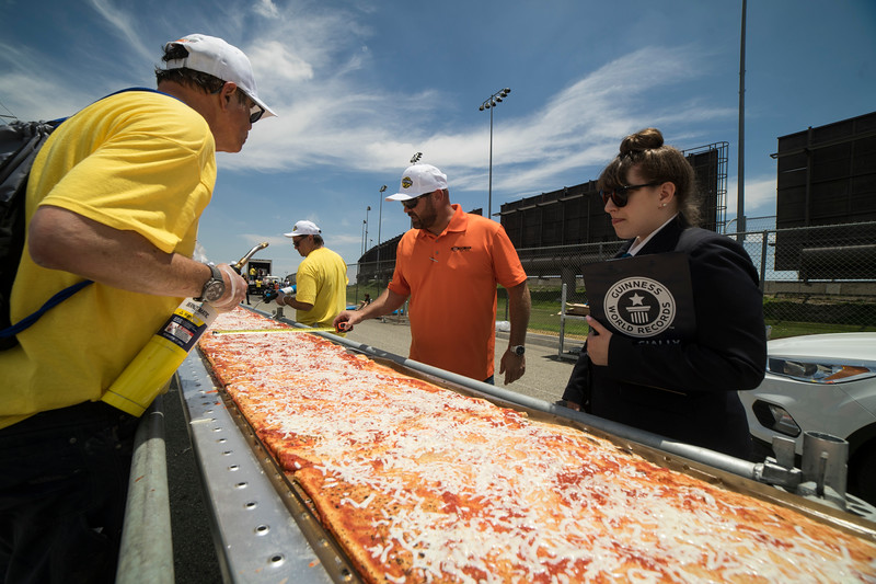 Αυτή είναι η μεγαλύτερη πίτσα στον κόσμο και δεν είναι ιταλική  (Photos+Video)