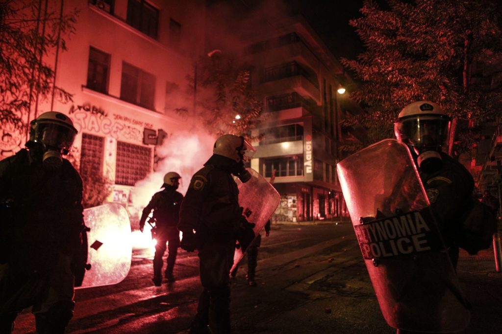 Και όμως, αστυνομικοί διοργανώνουν ανοιχτή εκδήλωση στην… πλατεία Εξαρχείων!