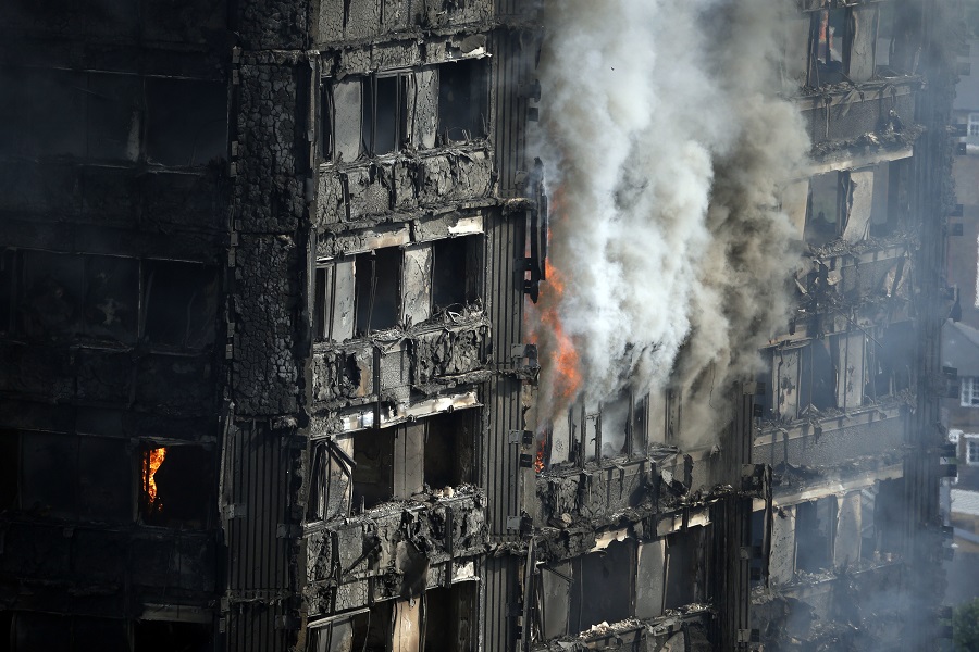 Οργή στο Λονδίνο για την πυρκαγιά – Τους 12 έχουν φθάσει οι νεκροί, φόβοι πως θα αυξηθούν