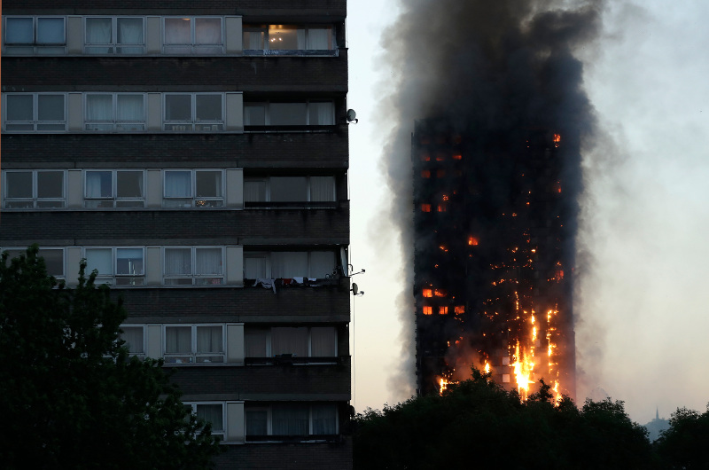 Βρετανία: Οι ασφαλιστικές εταιρείες είχαν προειδοποιήσει για τον κίνδυνο πυρκαγιάς σε ουρανοξύστες