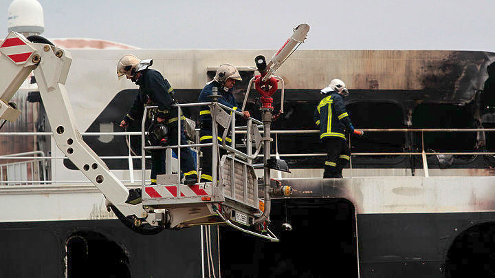 Ροδος: Λαχτάρα για 32 επιβάτες πλοίου που τυλίχτηκε στις φλόγες