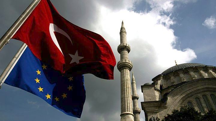«Πόλεμος» ΕΕ-Τουρκίας αν τεθεί σε εφαρμογή το νέο Σύνταγμα