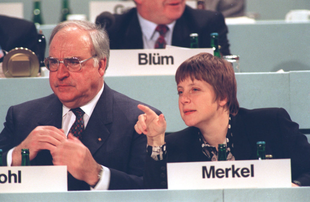 Νέο επεισόδιο στον εμφύλιο στο CDU: Η Μέρκελ θα μιλήσει σε τελετή για τον Κολ παρά τις αντιδράσεις της χήρας του