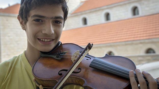 Το πανεπιστήμιο της Οξφόρδης έδωσε ένα ιστορικό βιολί σε 14χρονο πρόσφυγα μουσικό από τη Συρία