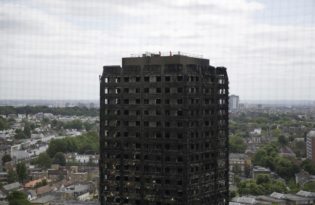 Βρετανία: «Στο κόκκινο» 95 κτήρια – Κίνδυνος για νέο «πύργο Γκρένφελ»