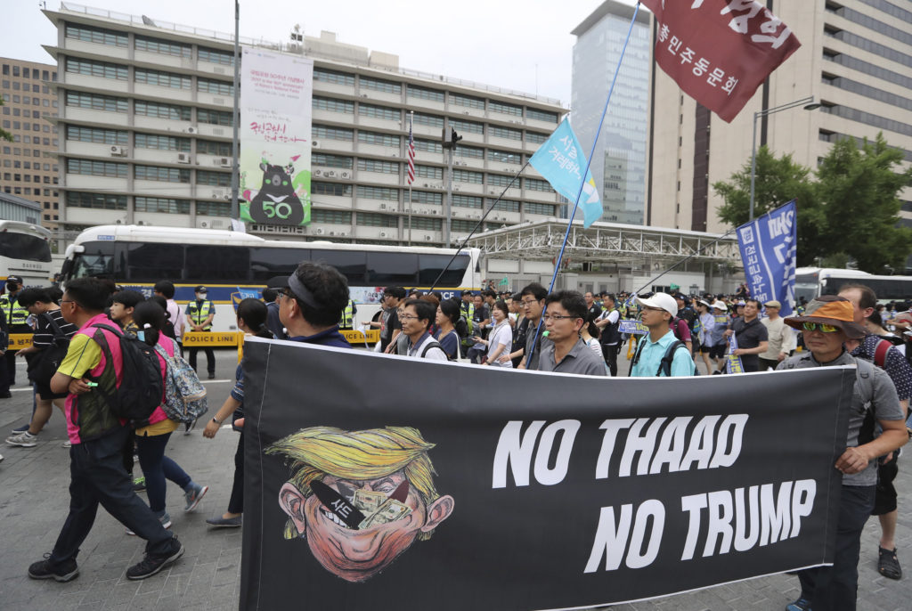 Διαμαρτυρία στη Σεούλ για την αμερικανική “ομπρέλα”