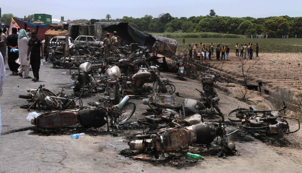 Πακιστάν: 146 νεκροί από έκρηξη βυτιοφόρου σε αυτοκινητόδρομο (video)